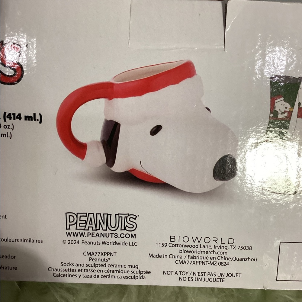 Bioworld Peanuts Snoopy 14oz Sculpted Mug & 8 Pair Crew Socks Christmas Gift Set - Picture 8 of 13